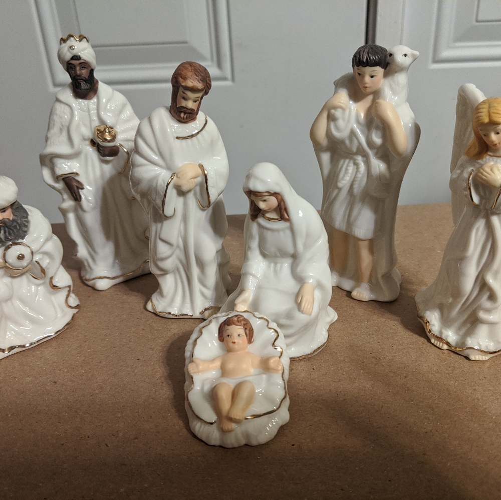 Fine Porcelain 8 Piece Nativity Set with Gold
